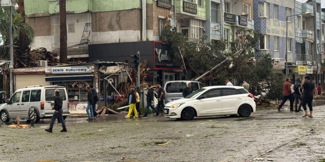 'Süper Hücre' fırtınası iki ili vurdu: 1 ölü 51 yaralı! 39 okulda eğitime ara verildi