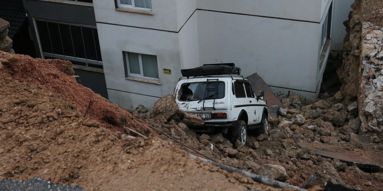 Tokat'ta istinat duvarı çöktü: Araç aşağı düştü!