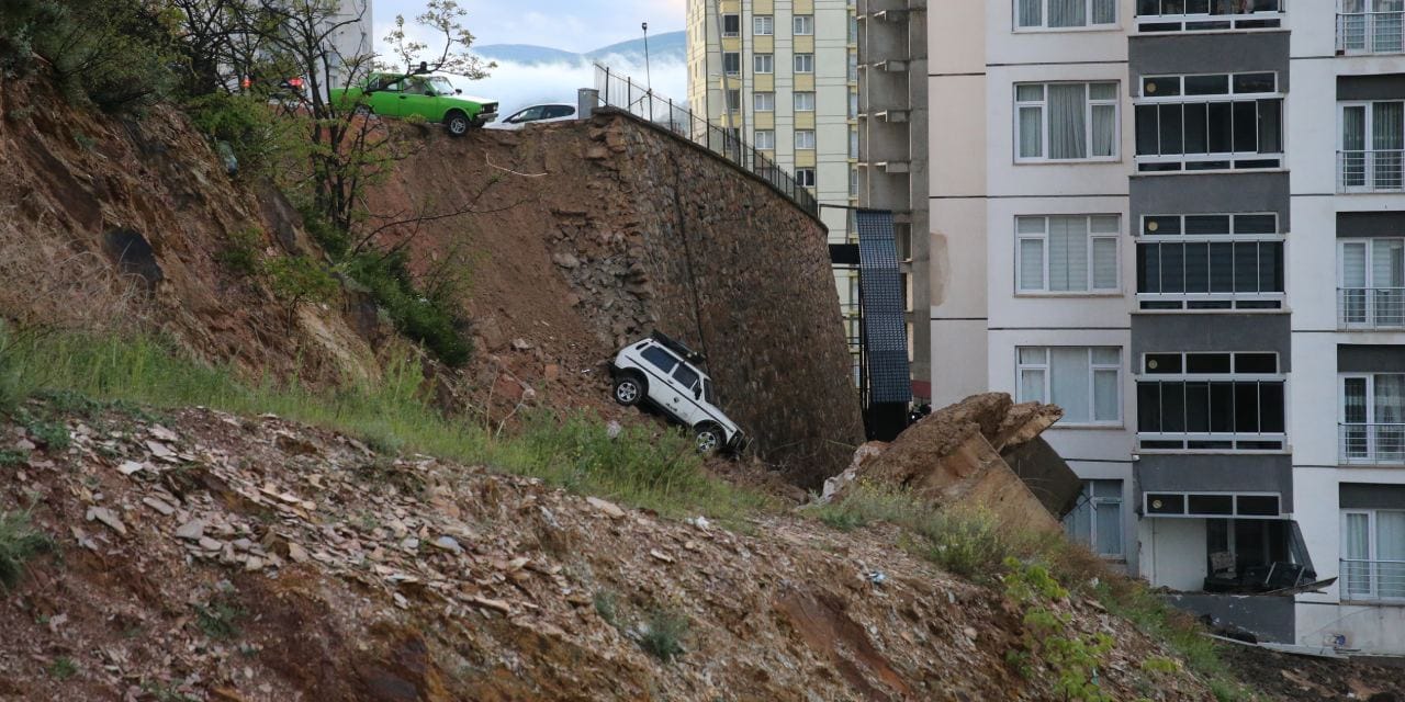 Tokat'ta istinat duvarı çöktü: Araç aşağı düştü!