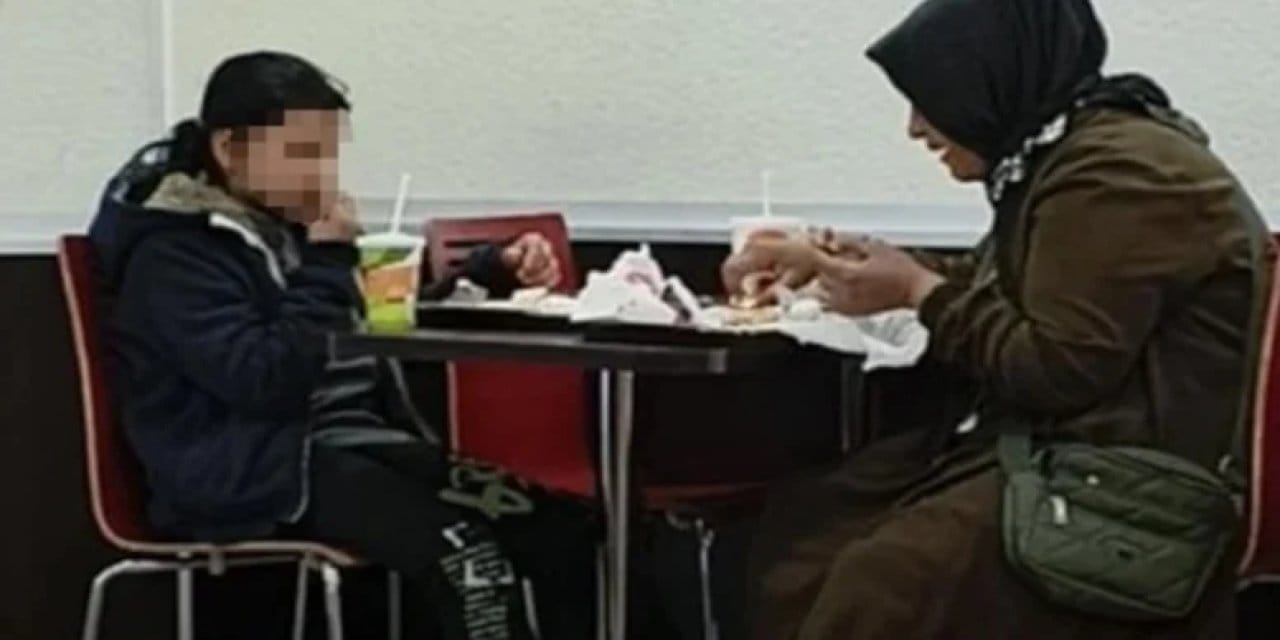Ünlü fast-food zincirinde yoksul aileyi kapı dışarı ettiler! "Herkesi içeri alamayız"