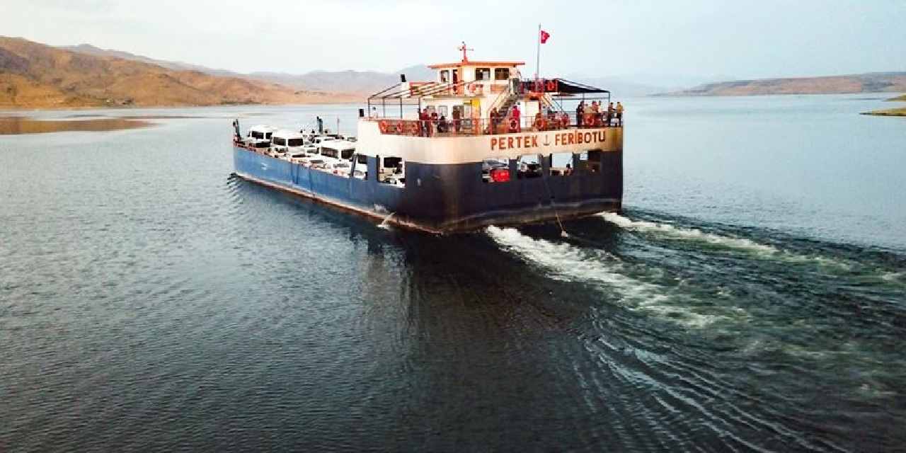 Tunceli'de feribot seferlerine rüzgar engeli