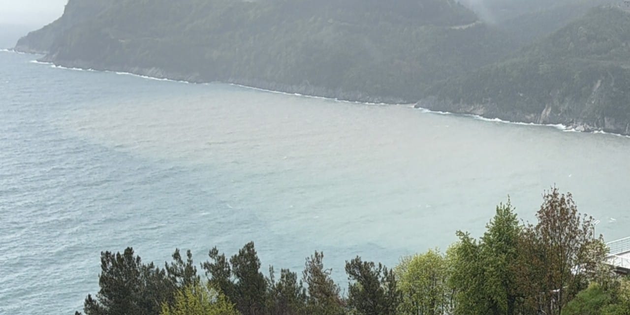 Amasra’da fırtına denizi çamura çevirdi! Dalgalar 2 metreyi buldu