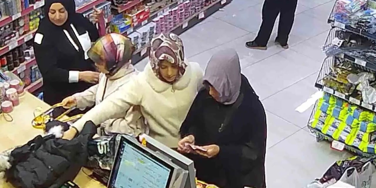 Parayı çalıp mağazaya koştular: O anlar kamerada