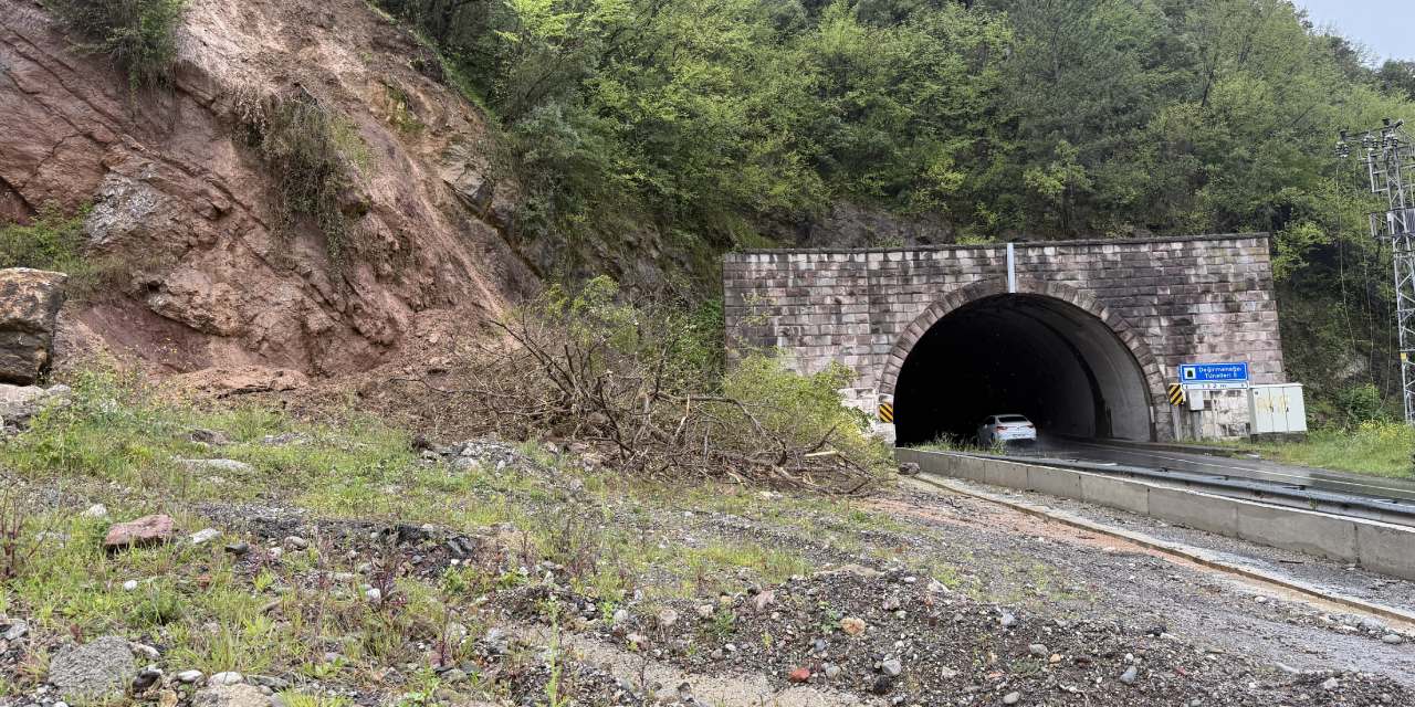 Zonguldak'ta heyelan yüksek gerilim hattını vurdu: Yol ulaşıma kapatıldı!