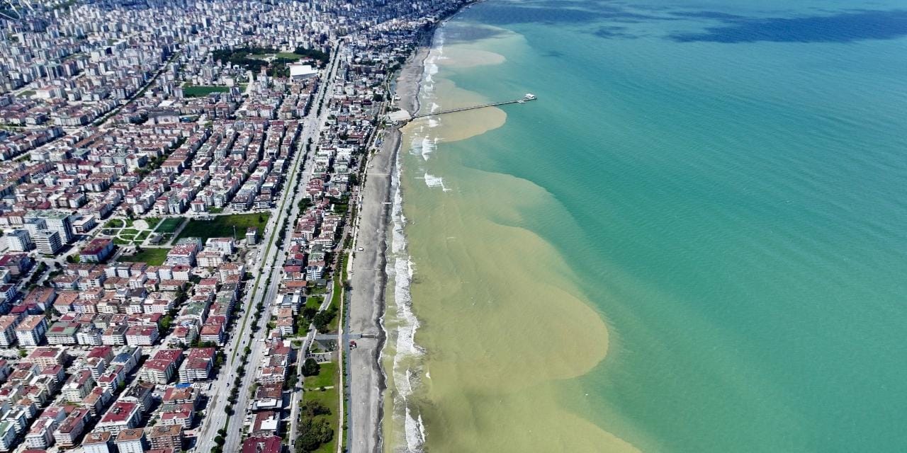 Karadeniz'in masmavi suları kahverengiye döndü