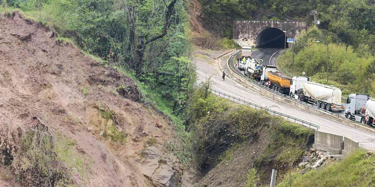 Zonguldak’ta heyelan gerilim hattındaki telleri kopardı