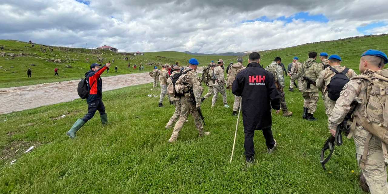 Bingöl'de kayıp emekli öğretmen için seferberlik: Eşyaları dere kenarında bulundu