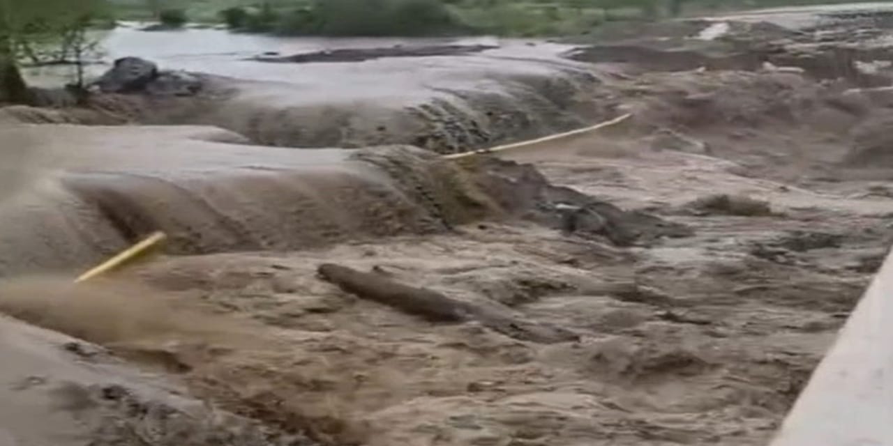 Sakarya'yı sağanak vurdu: Yol çöktü, doğalgaz akışı kesildi!