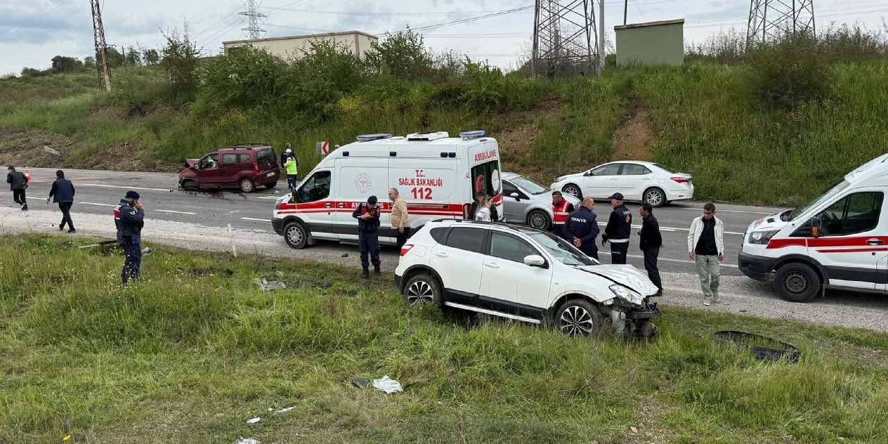 Otomobille hafif ticari araç çarpıştı! Yaralılar var
