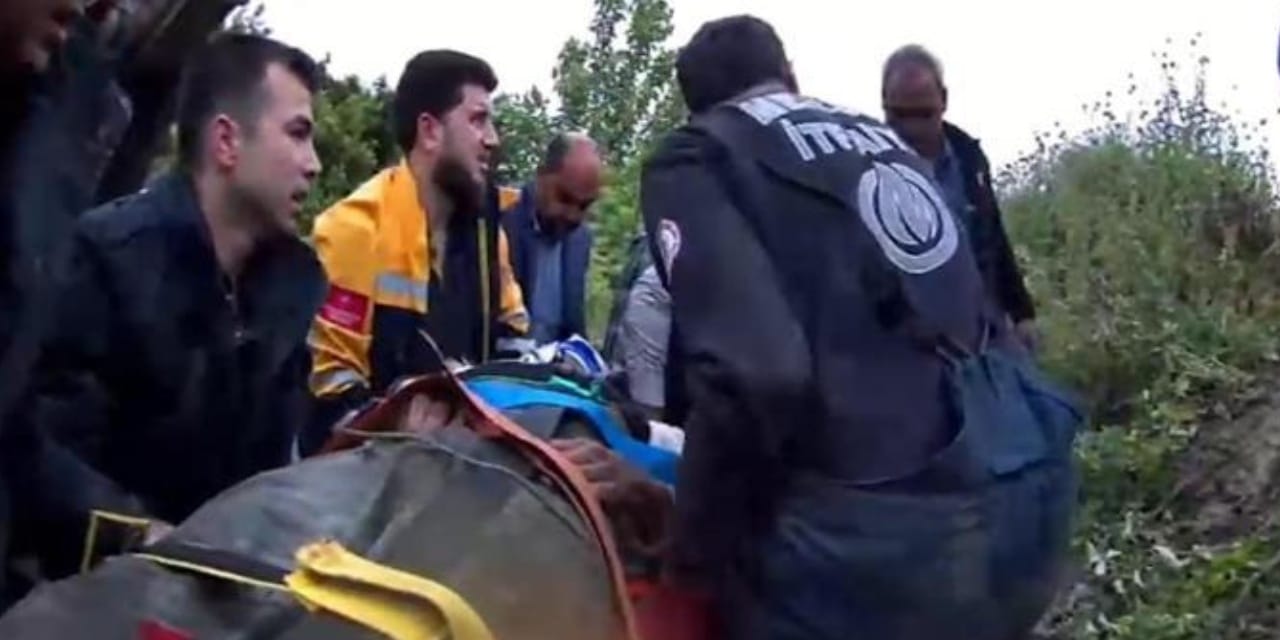 Çamurlu yolda feci kaza: Traktörün altında 1 saatte kurtarıldı