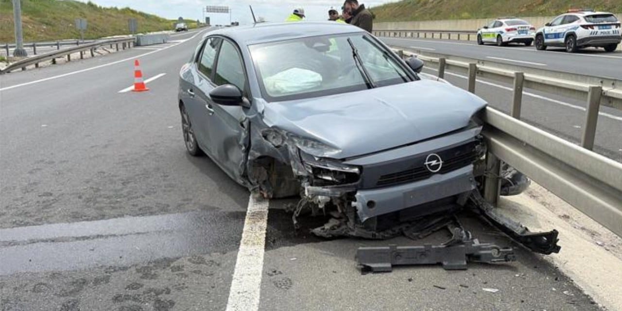 Seyir halindeyken lastiği patladı, refüje çarptı: 1 yaralı