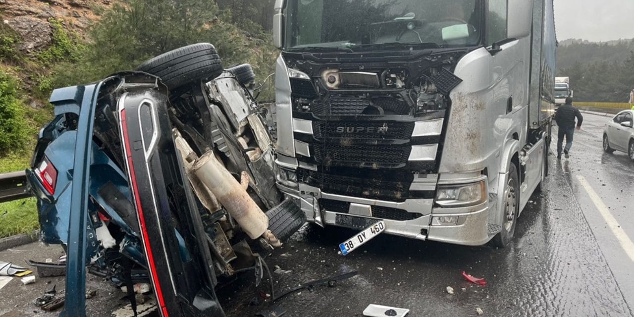 TIR beton bariyerleri aşıp otomobille çarpıştı: 1 ölü, 4 yaralı