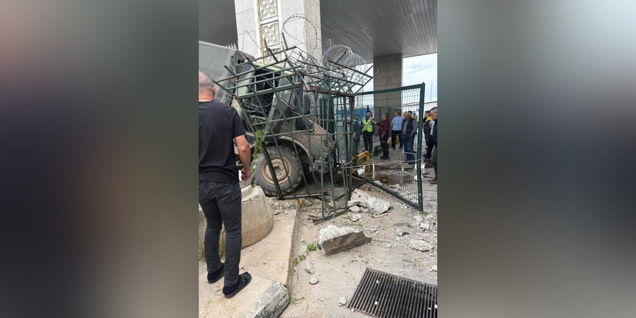 Kontrolden çıkan araç gümrük duvarına daldı: 2 asker yaralandı