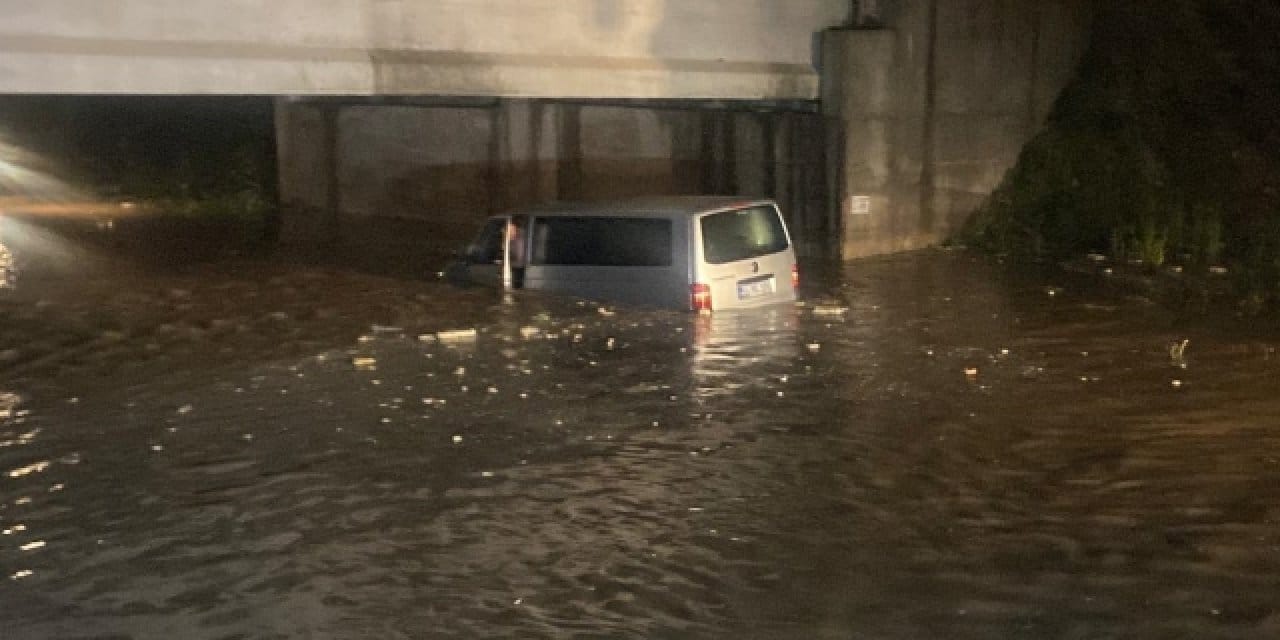 Sakarya'da sel dehşeti: Anne-oğul son anda kurtarıldı
