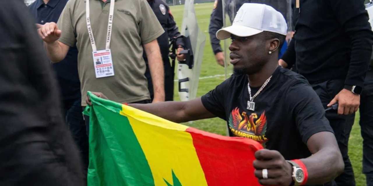 Sahadaki kriz eve taşındı: Diagne'nin balkonundaki Senegal bayrağına polis baskını