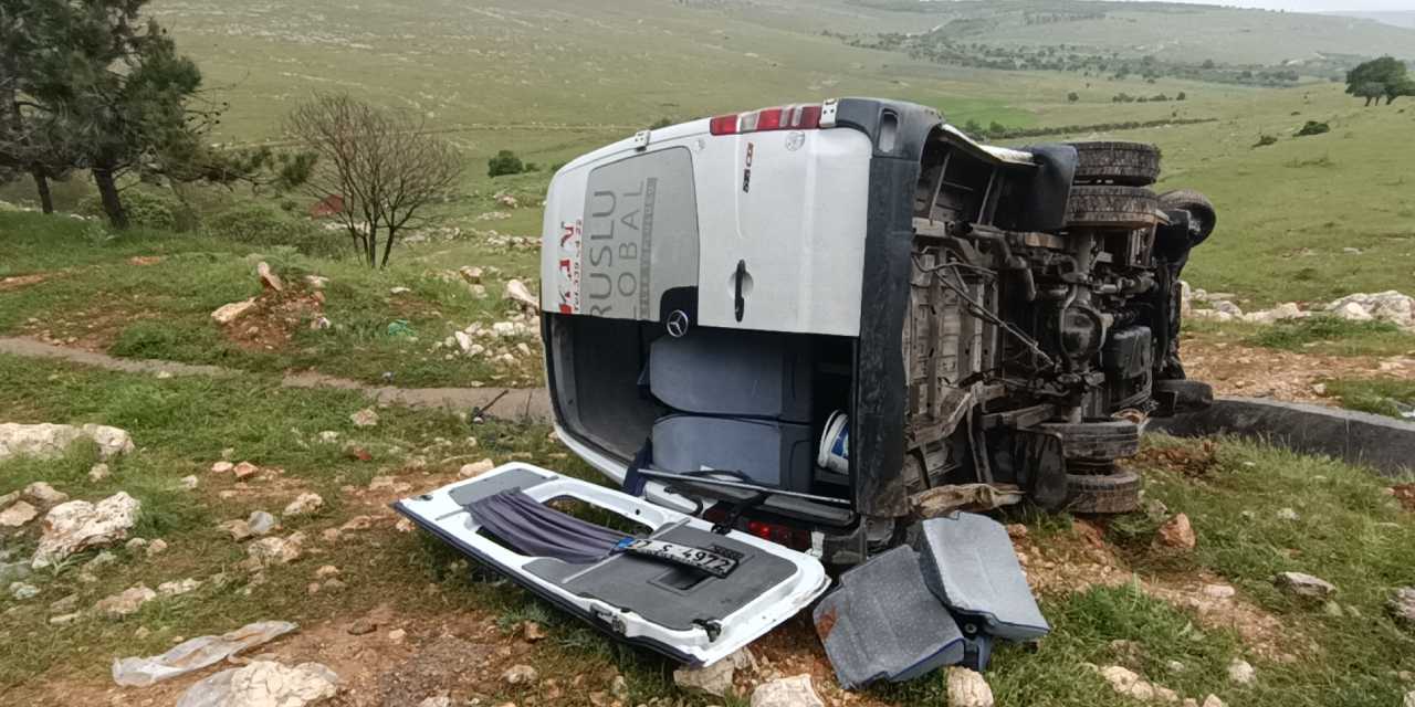 Gaziantep'te kontrolden çıkan işçi servisi devrildi: 16 yaralı
