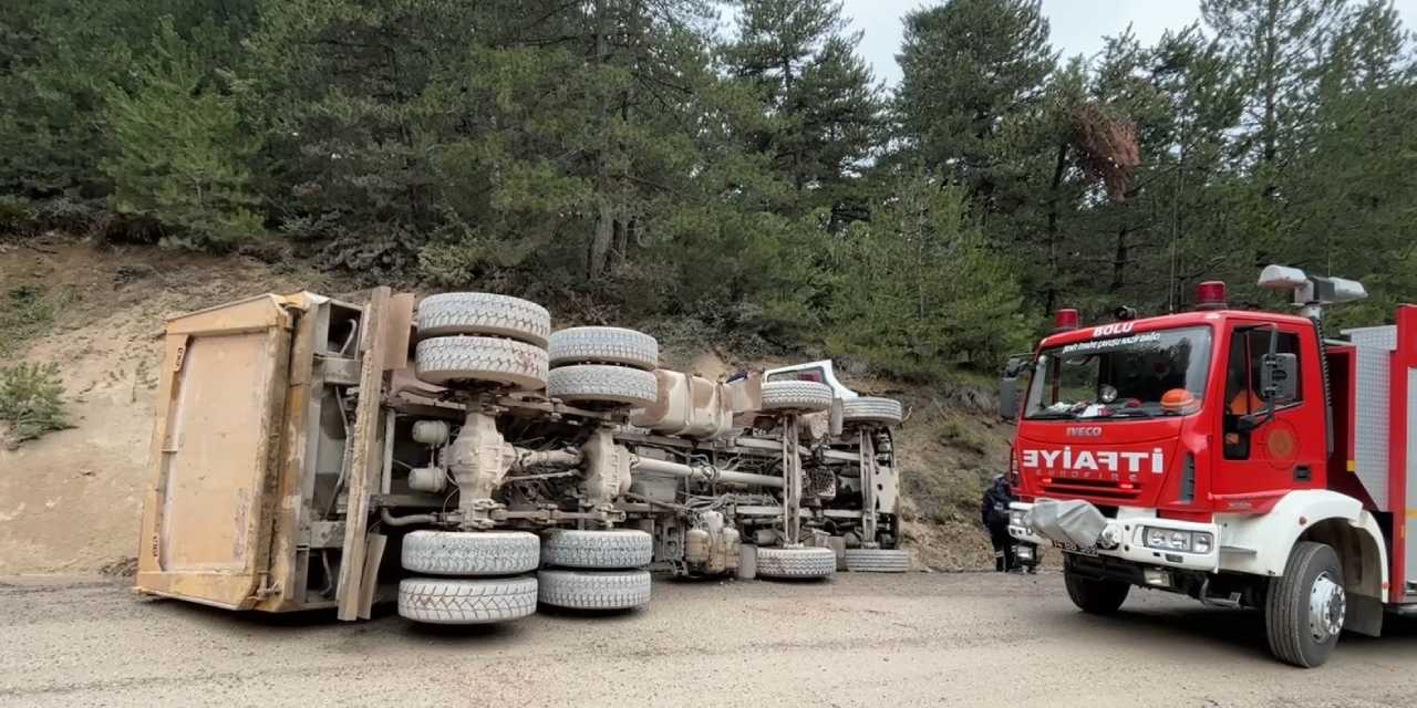Bolu'da hafriyat kamyonu devrildi: Kabin içinde sıkışan şoför hayatını kaybetti