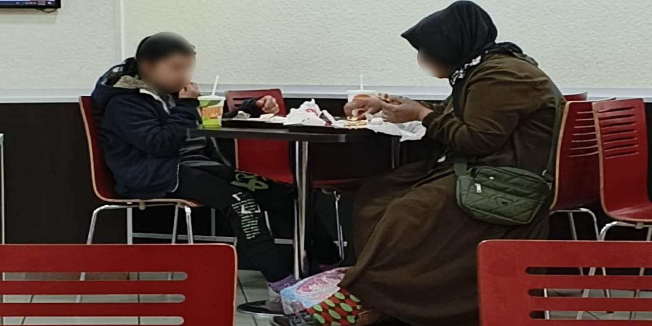 Bakanlık anne kızı "fakir" diyerek kovan burgerciye ceza yağdırdı