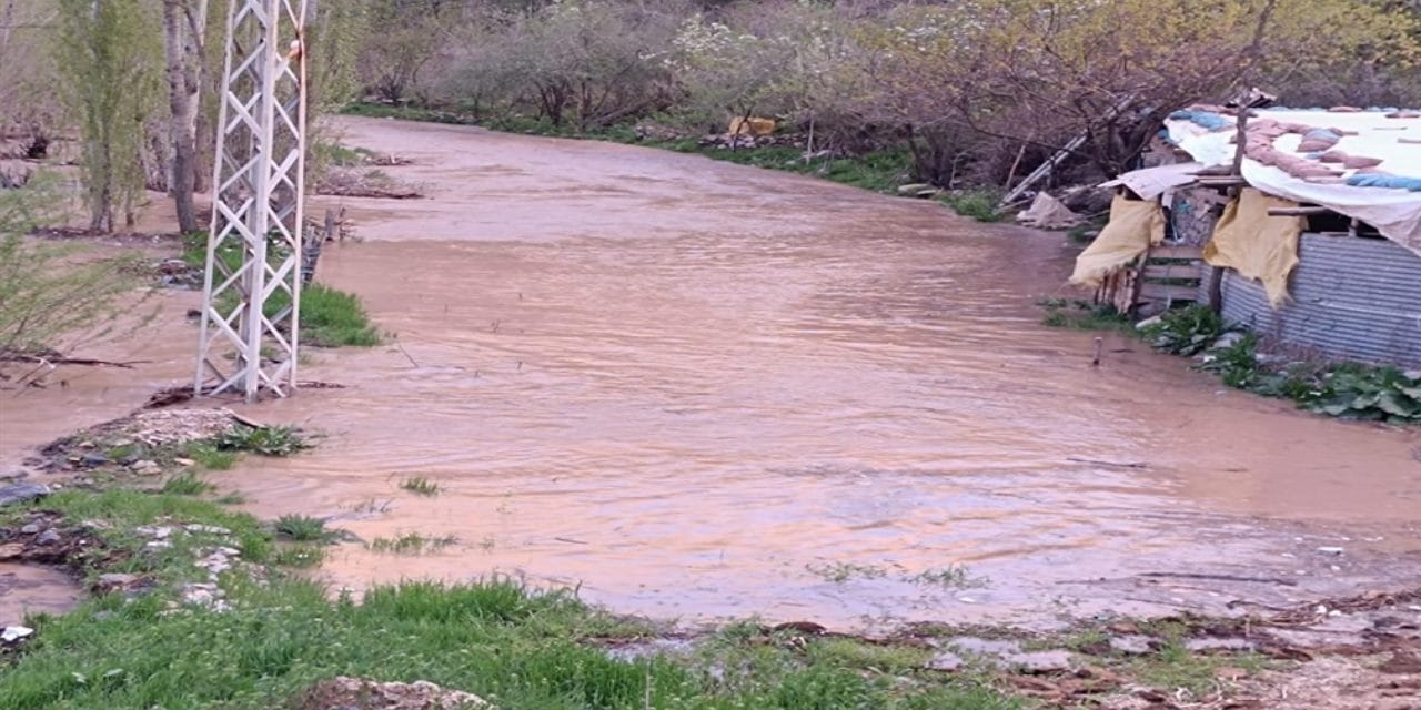 Şırnak'ta sel felaketi: Köprüler yıkıldı, ev ve ahırları su bastı!