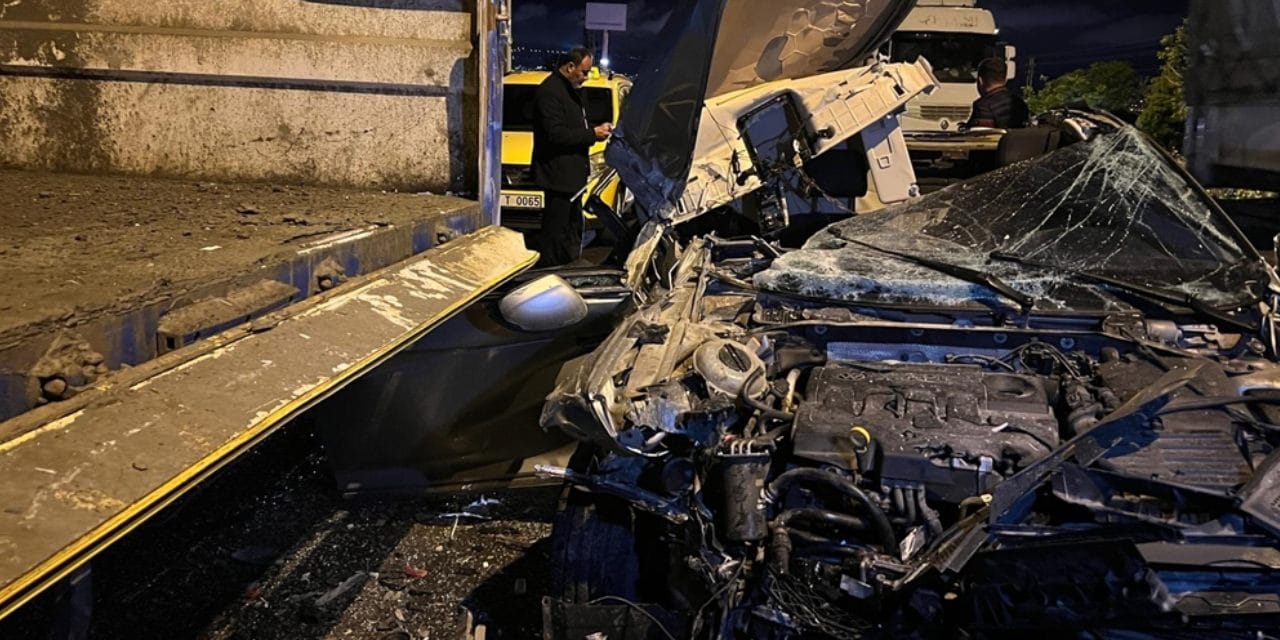 Otomobil park halindeki TIR'a çarptı, hurdaya döndü: 2 yaralı