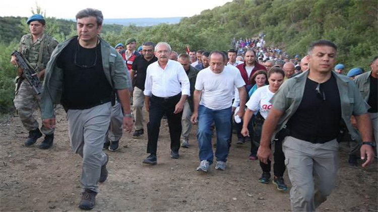 Kılıçdaroğlu Adalet Kurultayı'nın 2. gününde 57. Alay'a saygı yürüyüşüne katıldı