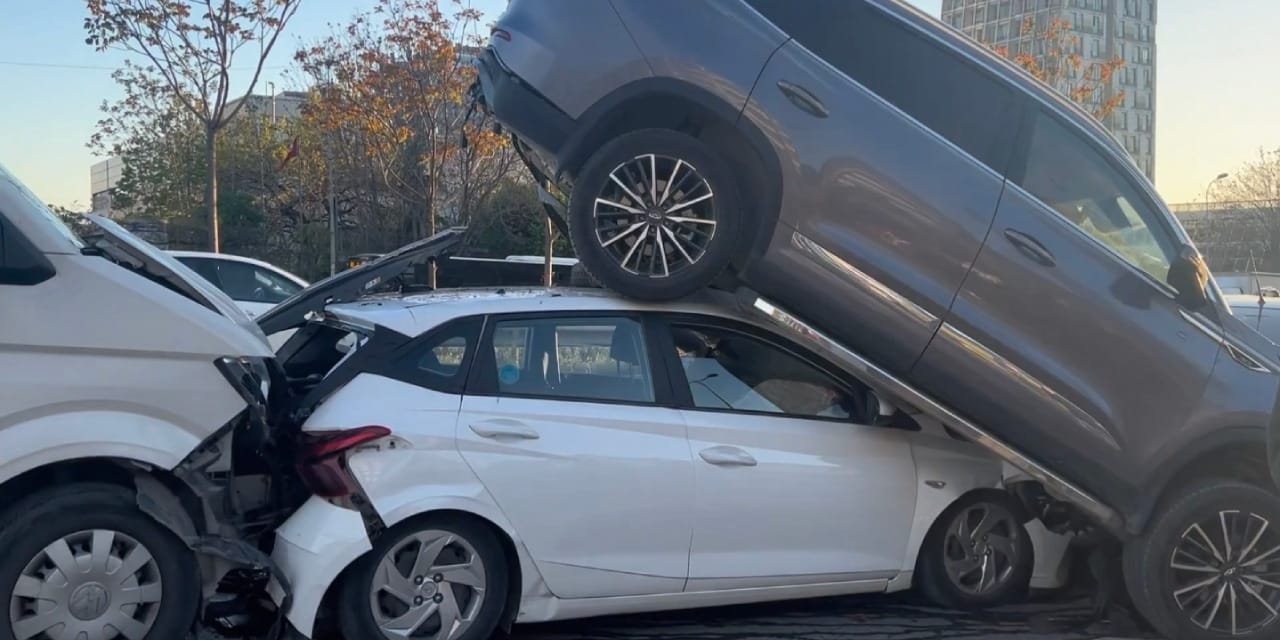 Kartal'da zincirleme kaza! 4 araç birbirine girdi: 5 yaralı