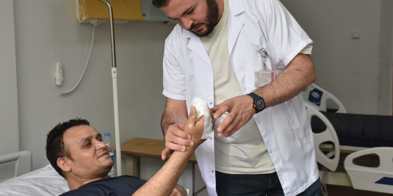 Elini kaybetmesin diye parmağını vücuduna gömdüler