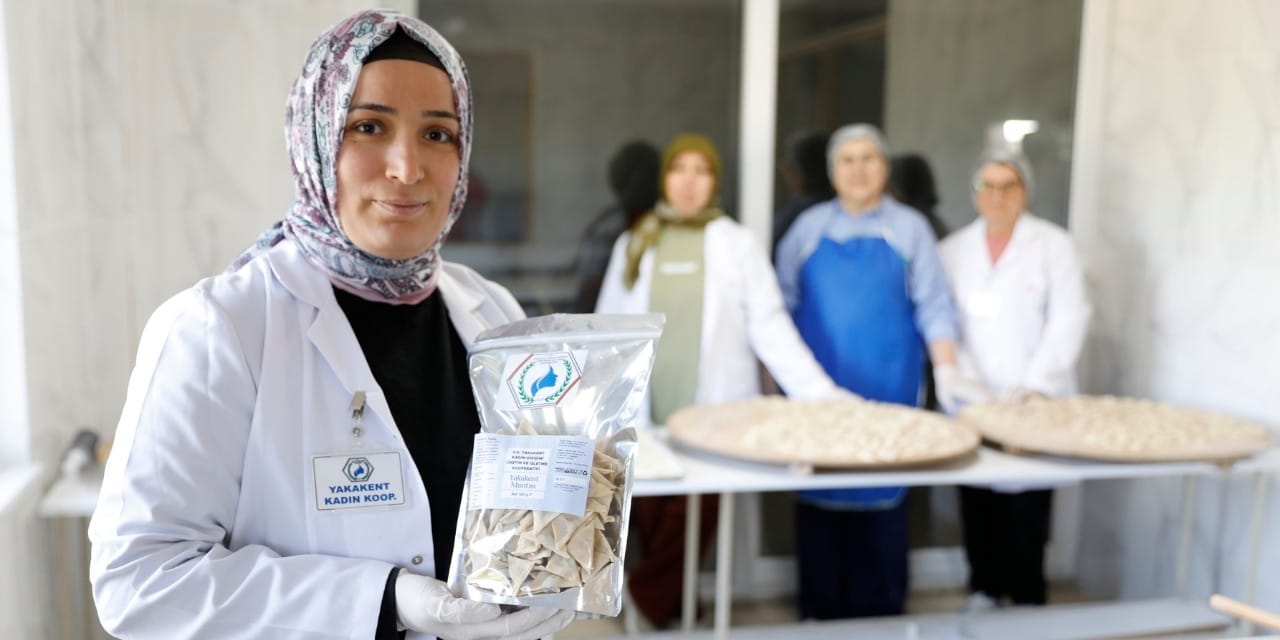 Sadece 5 kadın tek tek elleriyle yapıyor: Günde 30 kilo üretip Avrupa'ya satıyorlar