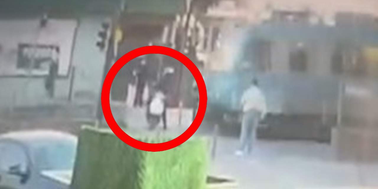 Yolu kısaltmak isteyen motokuryeye tramvay çarptı