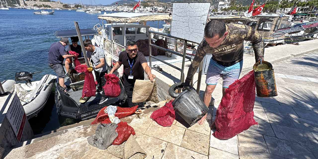Kumbahçe Sahili'nden başladılar: Deniz dibinden 250 kilo çıkarıldı