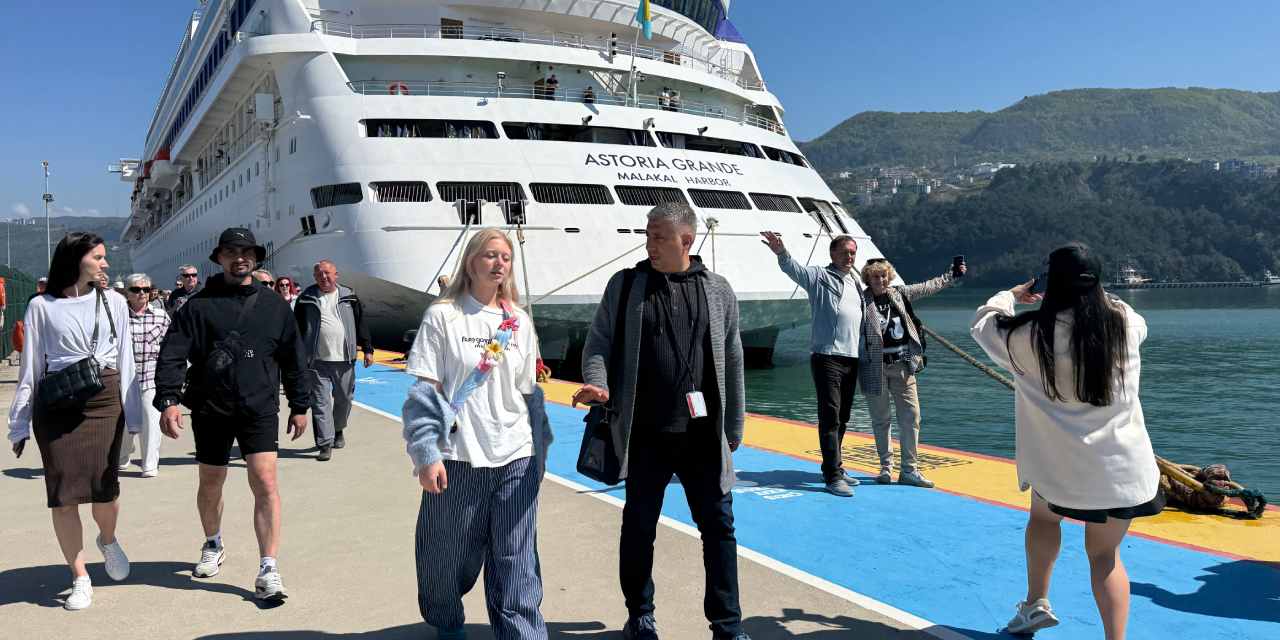 11 katlı gemi yüzlerce turisti ilçeye getirdi: Gece saatlerinde Samsun'a gidecek