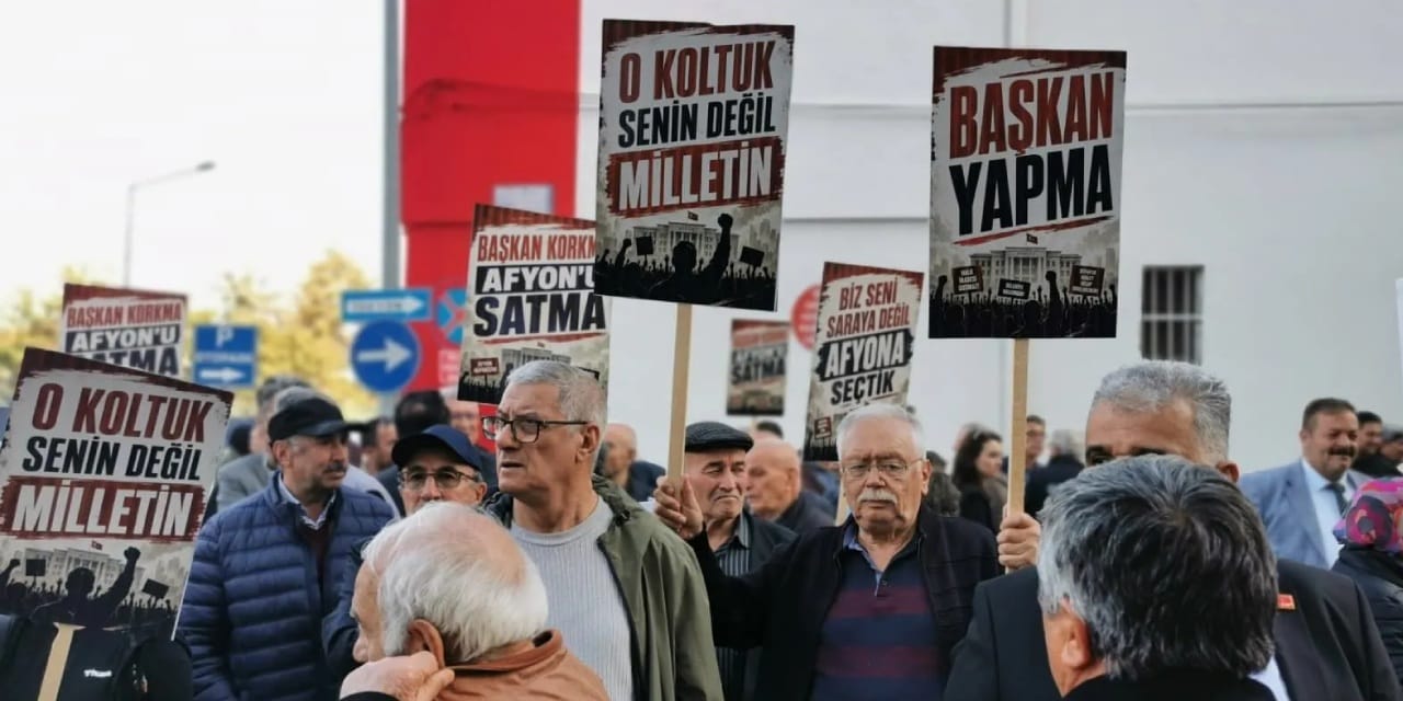 Yurttaşlar Burcu Köksal'a belediye önünden seslendi: Başkan yapma Afyon'u satma