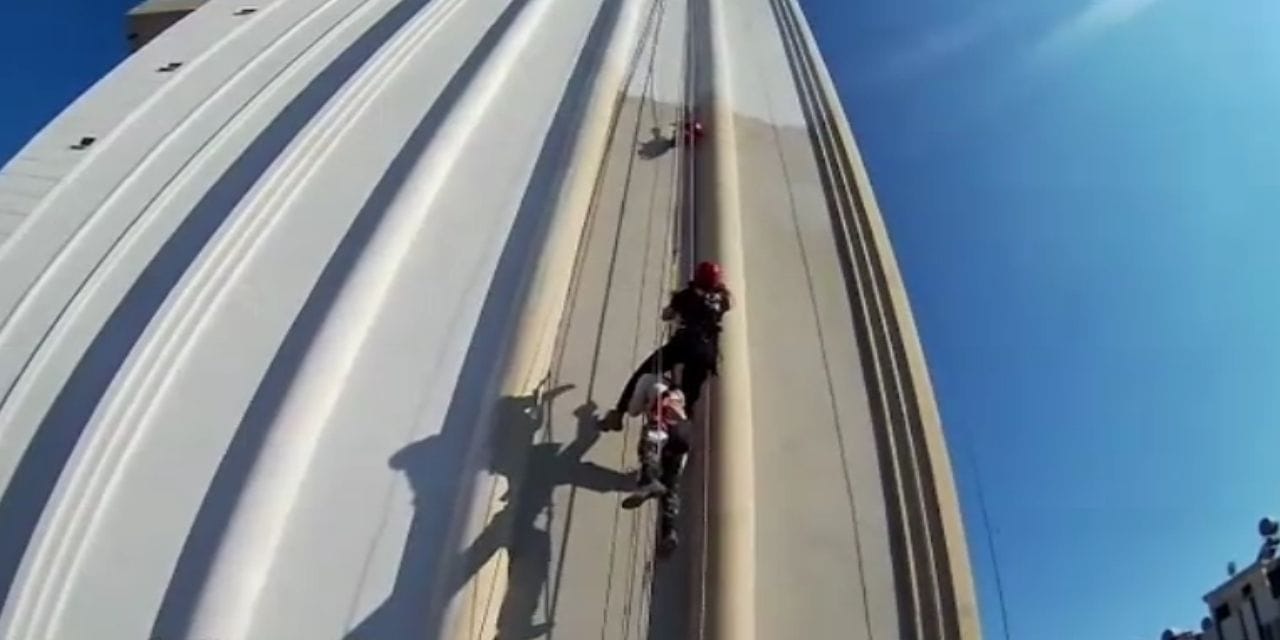 10. katta iskelede asılı kalan 2 işçi kurtarıldı