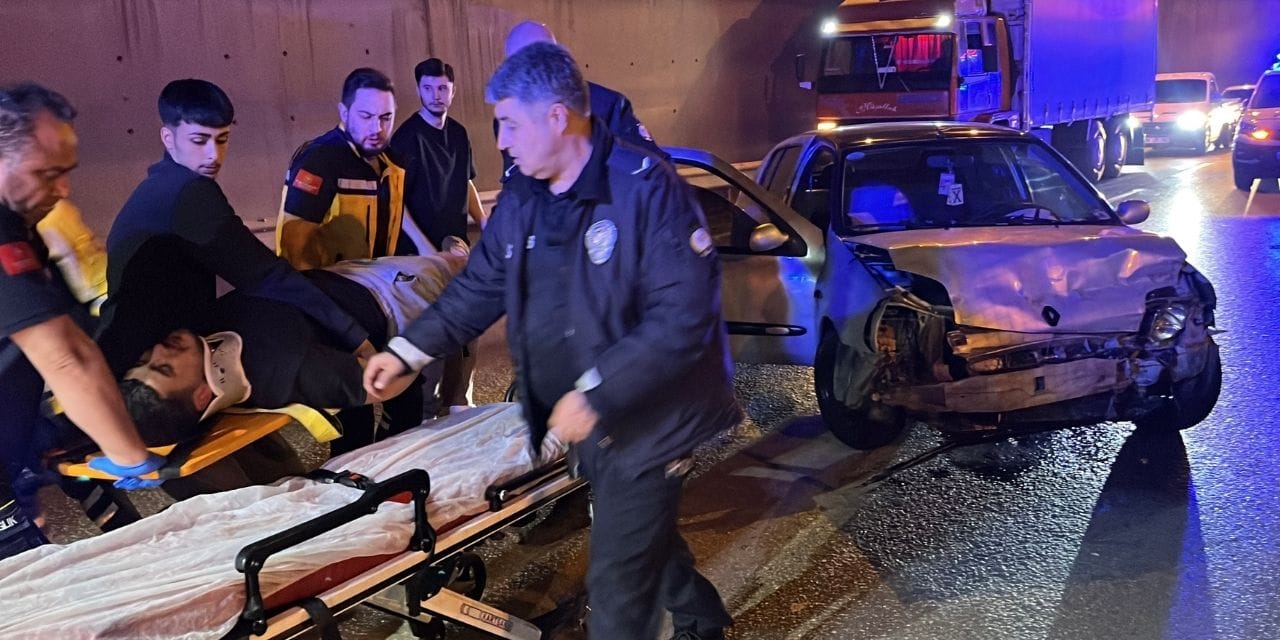 Bariyerlere çarpan 19 yaşındaki genç çocuk yaralandı