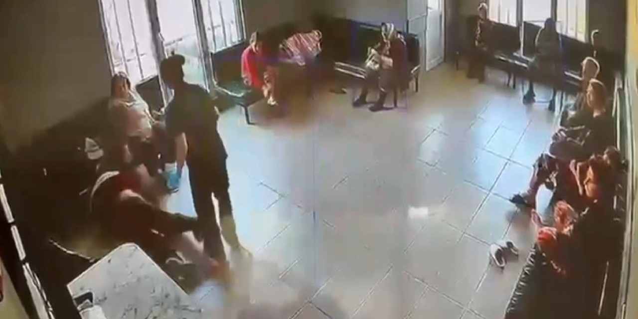 Huzurevinde vicdansızlığın böylesi! Yaşlılara eziyet kamerada! Hem dövdü hem tükürdü