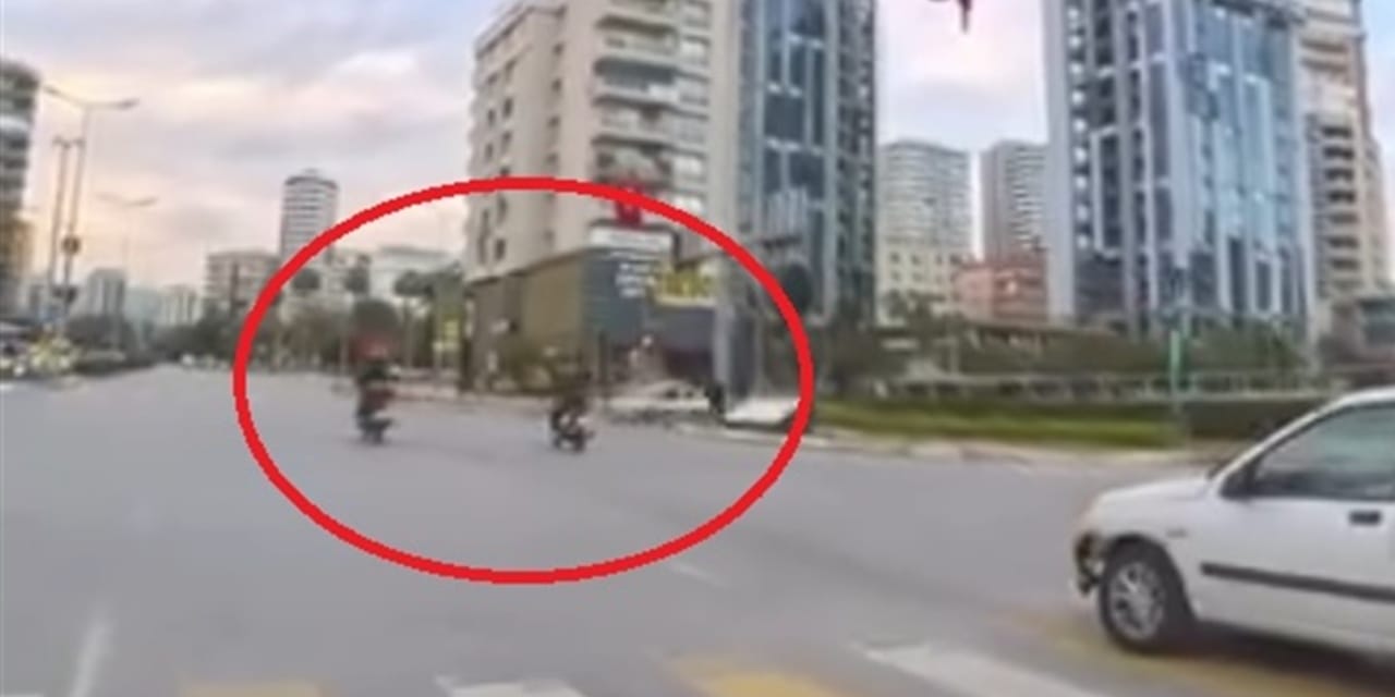 Kamera kaydetti: Otomobil ile 2 motosiklet çarpıştı, arkasına bakmadan kaçtı