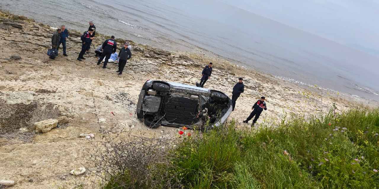 Bariyeri aşıp kumsala uçan otomobilde burunları bile kanamadı