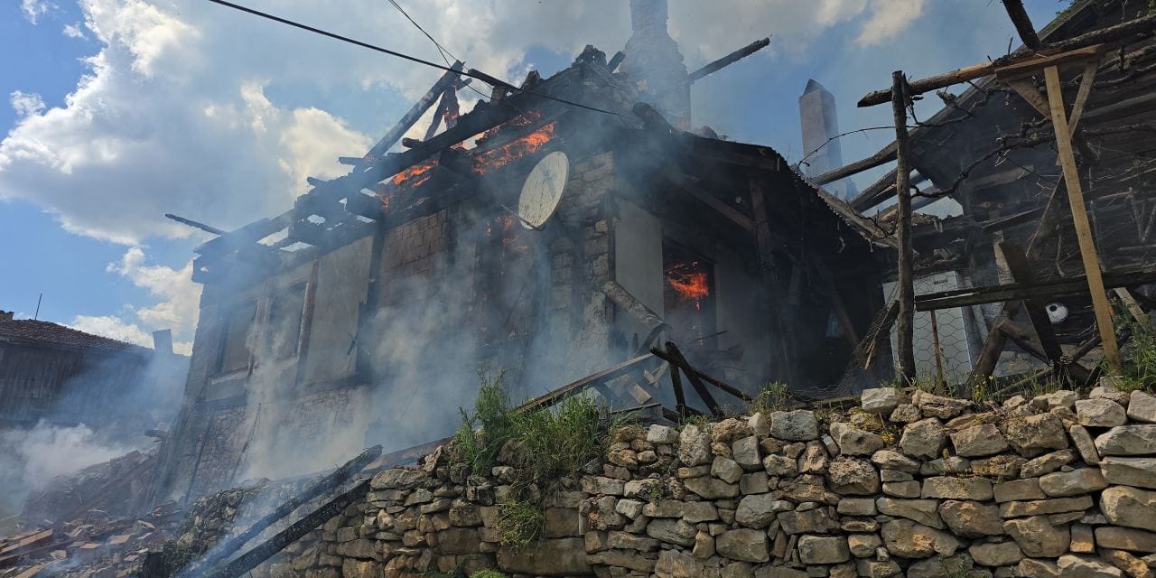 Karabük'te alevler evi sardı: Yaşlı çifti köylüler kurtardı