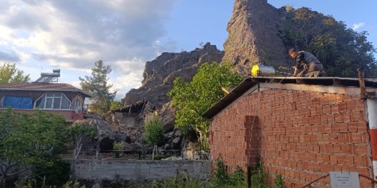 Yamaçtan kopan kaya parçaları bir evi yerle bir etti!
