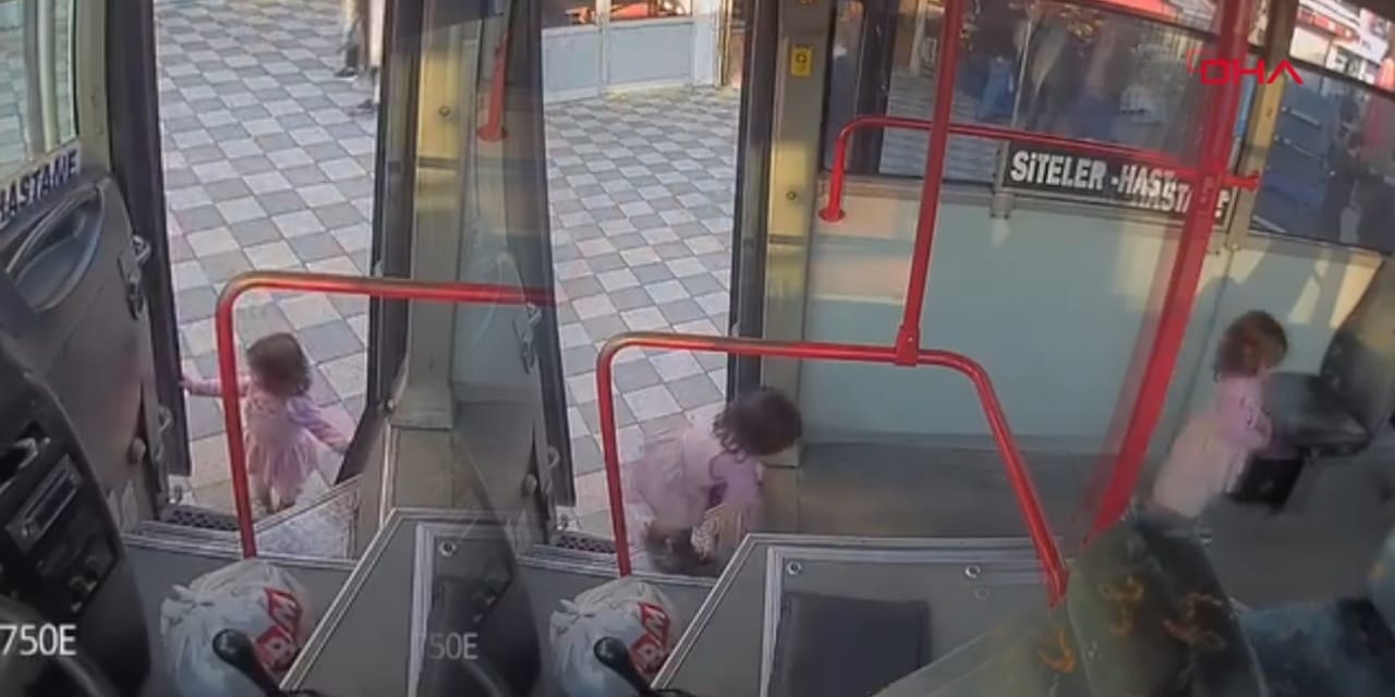 Annesini bulamadı emekleyerek otobüse bindi! 2 yaşındaki çocuğun o anları kamerada