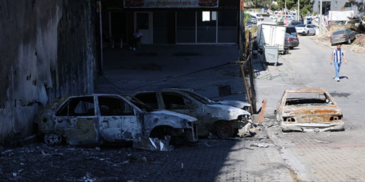 Kadıköy'de mahalleliyi sokağa döken yangın: 4 araç hurdaya döndü