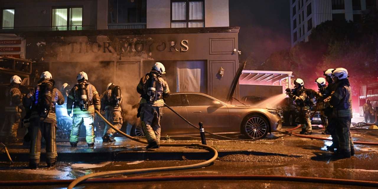 Kadıköy'de mahalleliyi sokağa döken yangın: 4 araç hurdaya döndü