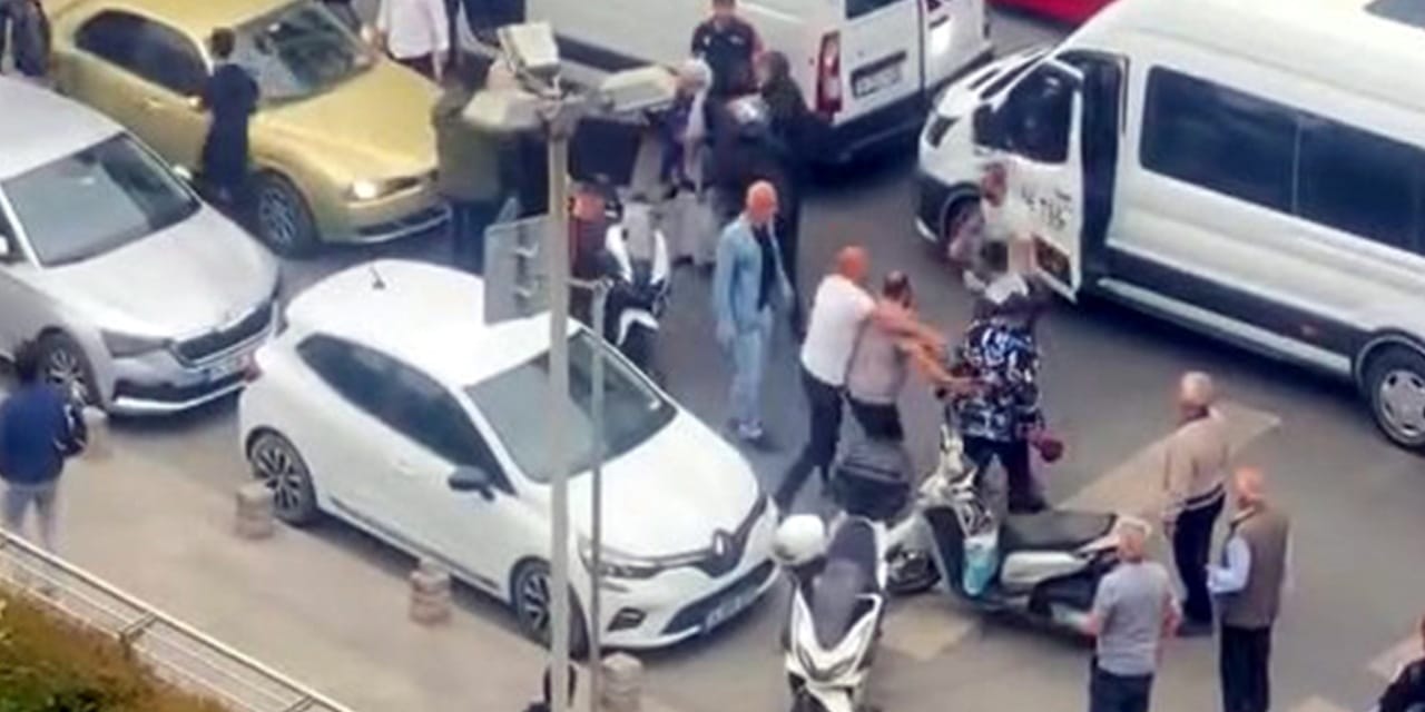 Minibüsten inip motokuryeye tekme tokat saldırdılar: O anlar kamerada!