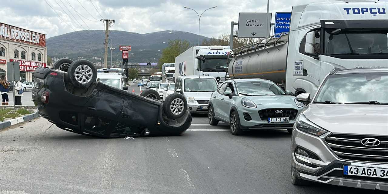Kavşakta zincirleme kaza! 2’si çocuk 3 yaralı
