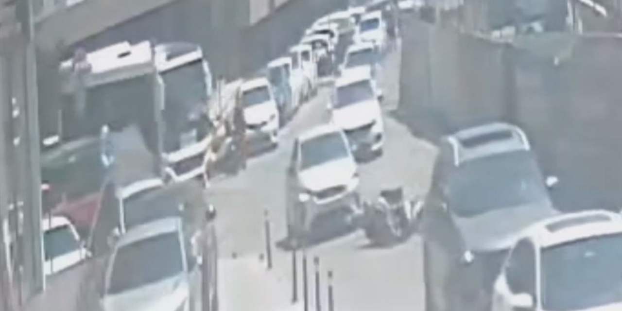 Yırtılan afiş kazaya neden oldu: Motosikletli kadın yaralandı