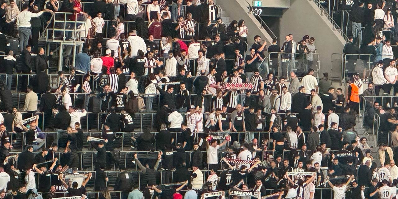 Beşiktaş'ta olay protesto: Taraftarlar dev maça sırtını döndü