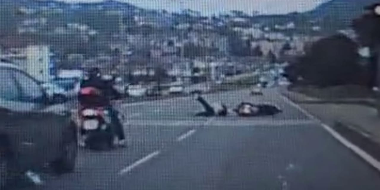 Kırmızı ışıkta geçen motosikletli yayaya çarptı: O anlar kamerada