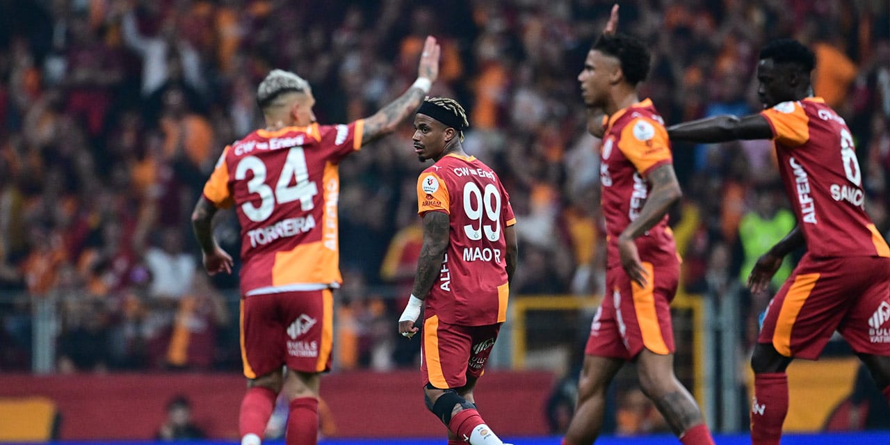 Şampiyonluğu kutlarken Galatasaray'da kalacağını açıkladı