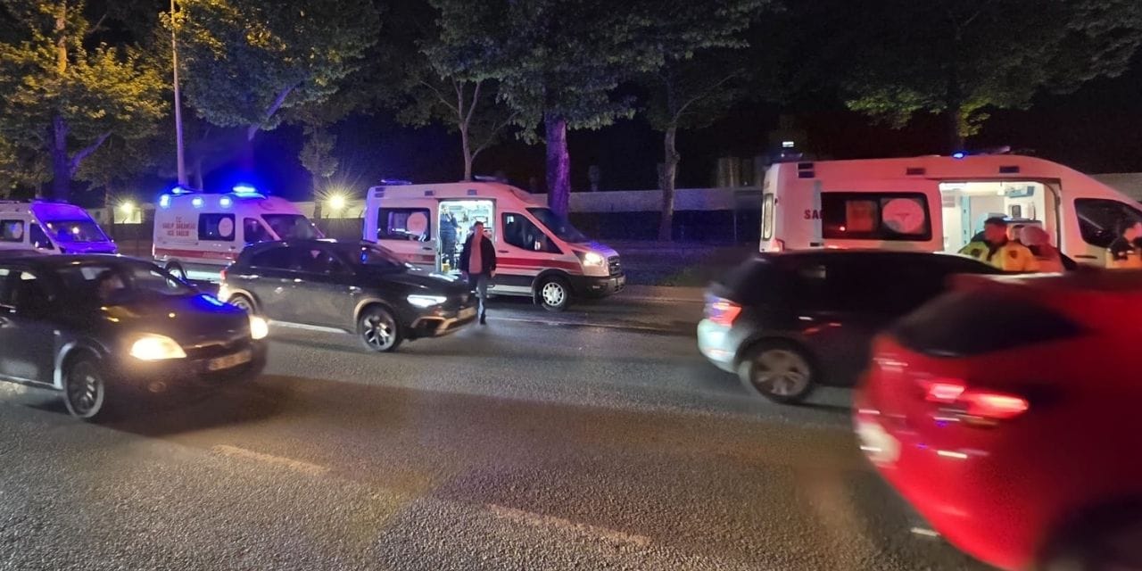 Kırmızı ışıkta bekleyen otomobile çarptı: 3 kişi hastanelik oldu