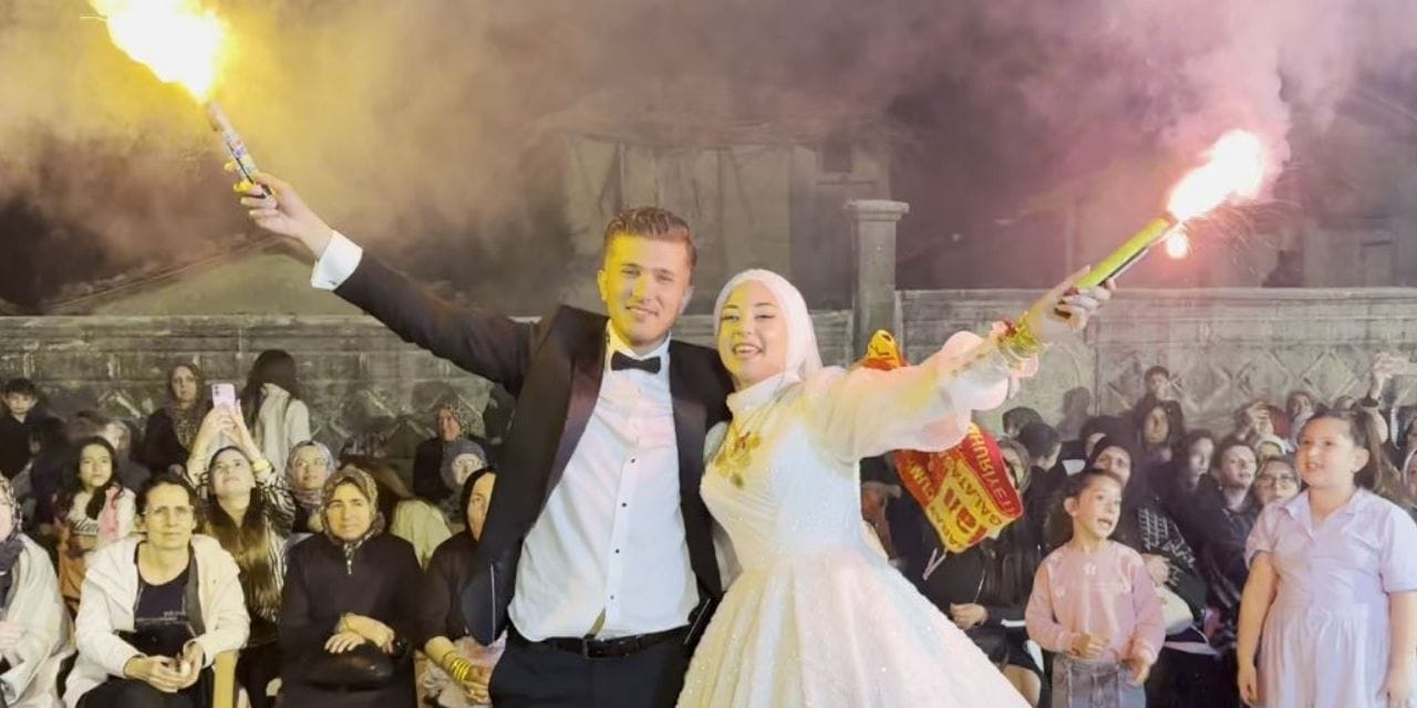 Fanatik çiftin düğünü şampiyonluk kutlamasına dönüştü